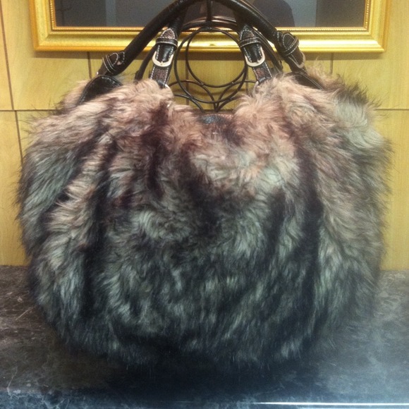 Keep it trendy faux fur handbag!! Price reduce!!
