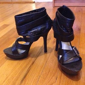 Black oped toe pumps!