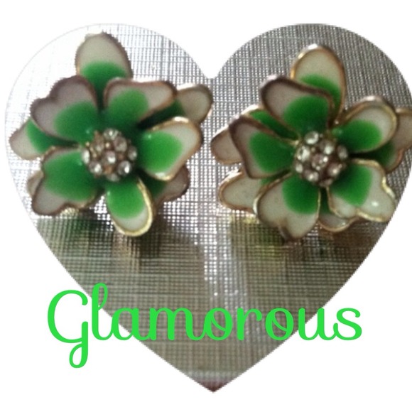 Jewelry - White and green flower earrings