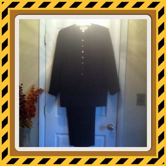 ♦️Price Reduced♦️Classic Vintage  2 piece pantsuit