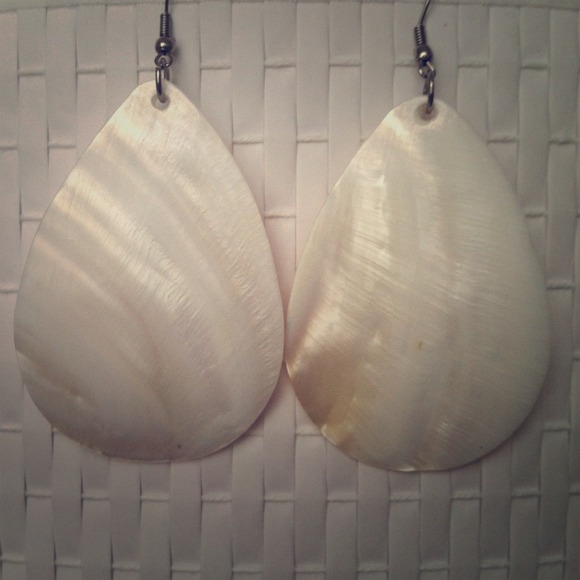 💢BUNDLED💢FREE WITH ANY PURCHASE lovely earrings