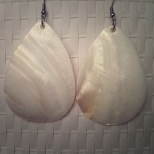 💢BUNDLED💢FREE WITH ANY PURCHASE lovely earrings