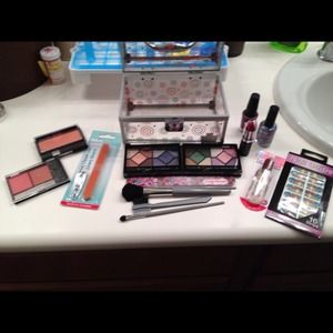 Make up set& black boots & brown wedges