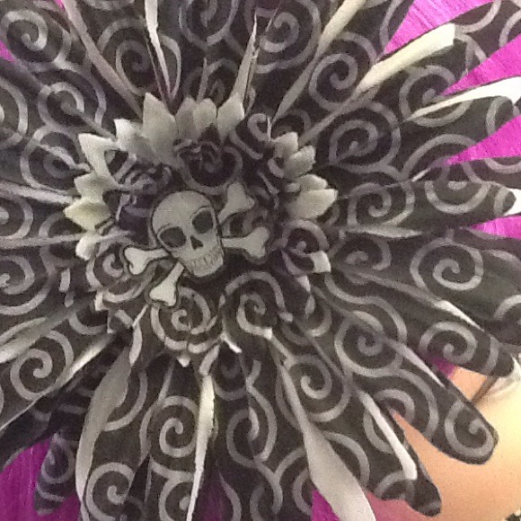 Skully back &white hair flair. Halloween theme. - Picture 2 of 3