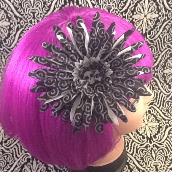 Skully back &white hair flair. Halloween theme. - Picture 3 of 3