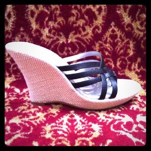 🔴SOLD IN BUNDLE🔴 UNISA Wedges!!!