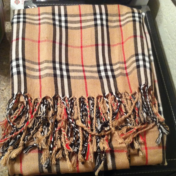 Beautiful scarf - Picture 2 of 2