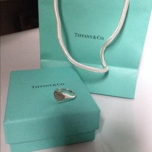 Return to tiffany heart signet ring