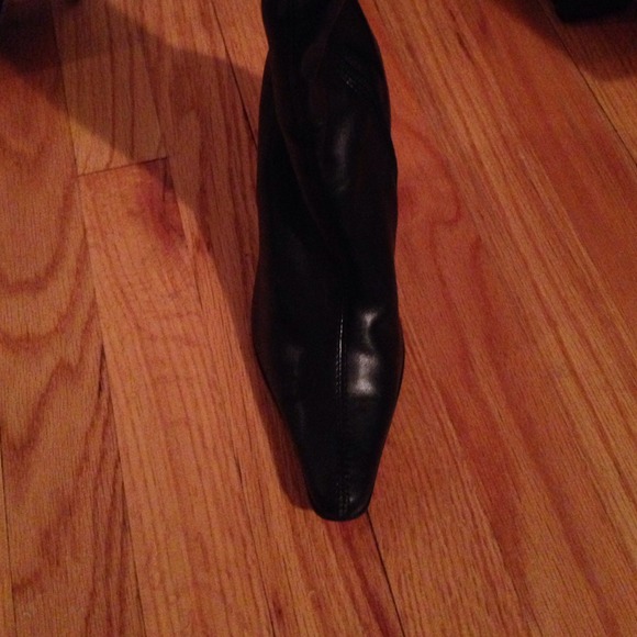 Black, below the knee boots with zipper - Picture 2 of 4