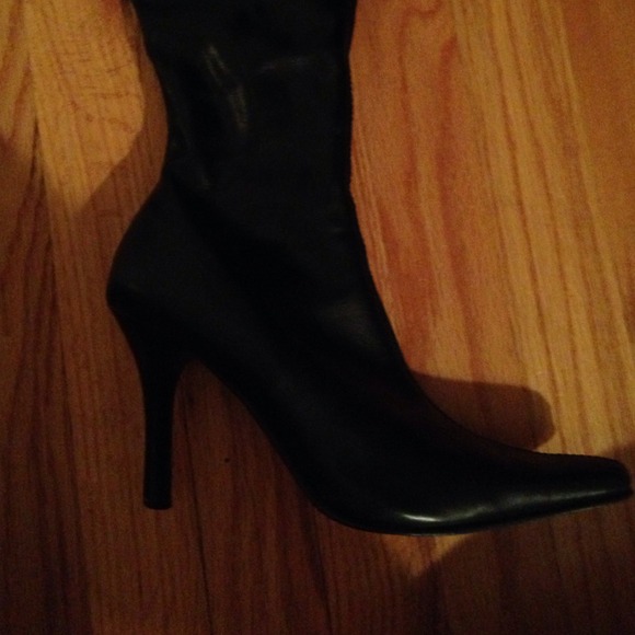 Black, below the knee boots with zipper - Picture 3 of 4