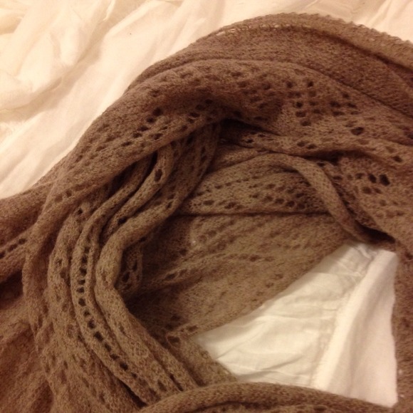 H&M textured taupe knit scarf - Picture 3 of 3
