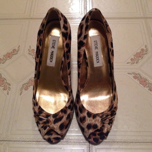 🚫SILD🚫 Leopard peep toe pumps