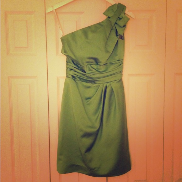 Beautiful green one shoulder dress!