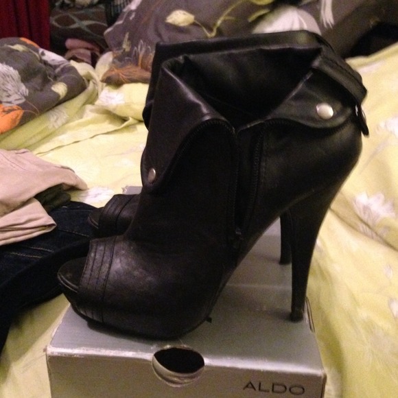 Shoes - Black booties