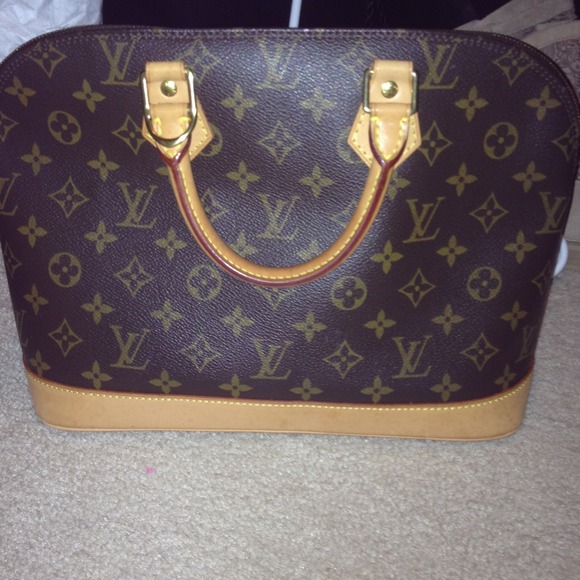 SOLD 100% Authentic Alma LV handbag. size :