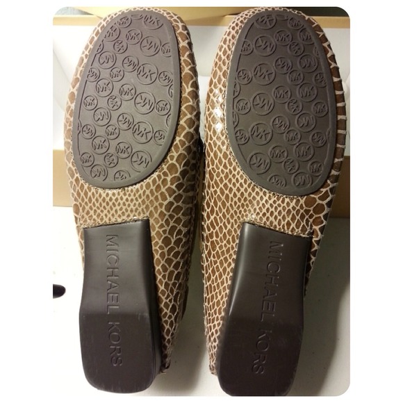 Authentic MICHAEL KORS embossed patent flat - Picture 2 of 4