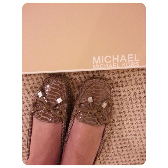 Authentic MICHAEL KORS embossed patent flat - Picture 3 of 4