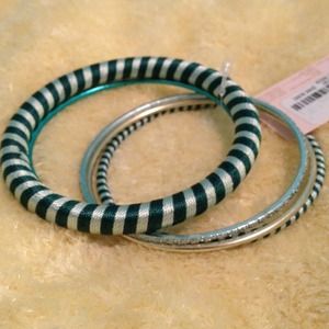 5 bundled teal bangles (free with $20 purchase)