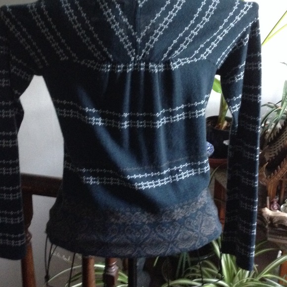 SOLD IN BUNDLE  North Face long sleeves Medium - Picture 3 of 3