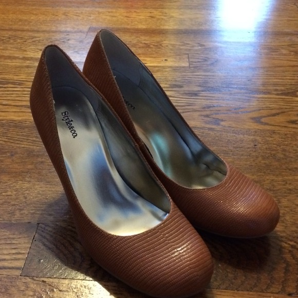 Perfect camel color pump