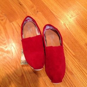 Red cord TOMS