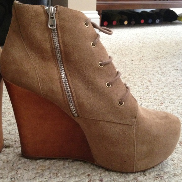 GORGEOUS Jeffrey Campbell beige suede booties - Picture 3 of 4