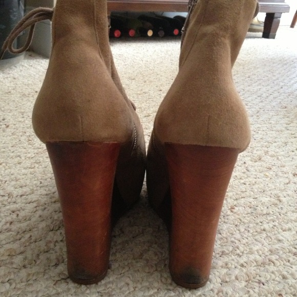 GORGEOUS Jeffrey Campbell beige suede booties - Picture 4 of 4