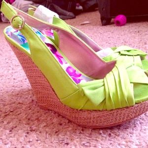 ⬇️REDUCED NWT Lime Green Bow Wedges