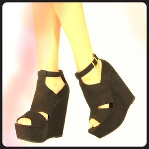 ✂️ NWT, Faux-suede wedge with high platform.