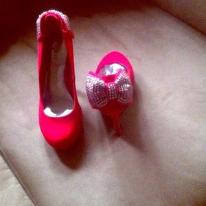 Brand new hot red 4.5" heals.