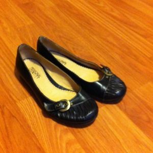 Cute black flats with buckle.