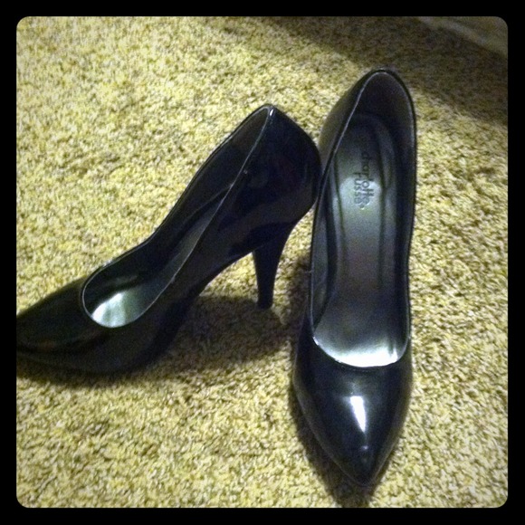 Black pumps