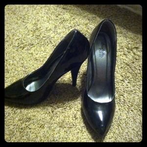 Black pumps