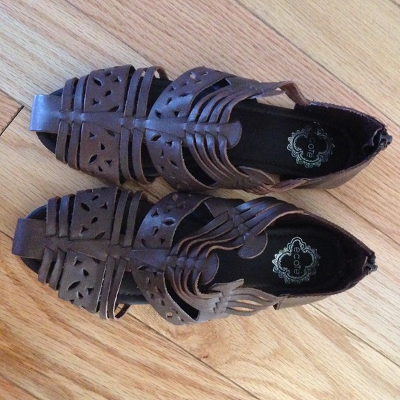 Brown sandal size 6 from urban outfitter