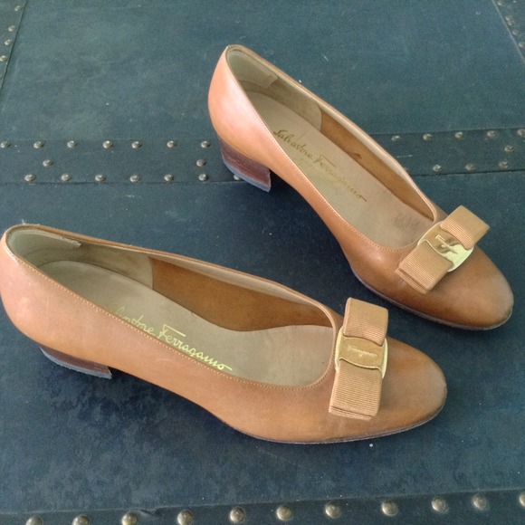 Salvatore Ferragamo Vara Pumps in Luggage, Size 7 - Picture 1 of 3