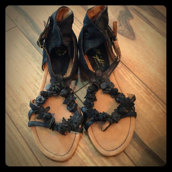 Black leather sandals with leather flower detail