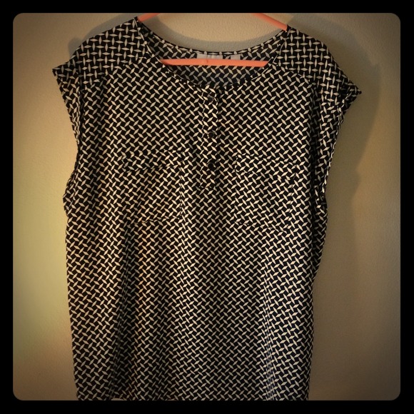 SOLD IN BUNDLE Black and white blouse