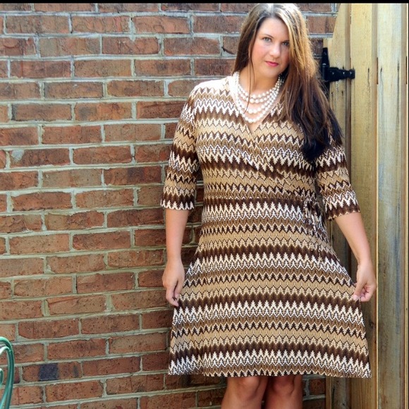 Dresses & Skirts - Vintage Zig Zag Patterned Wrap Dress
