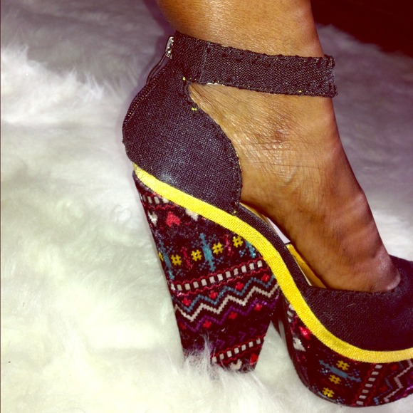 Aztec print black wedges
