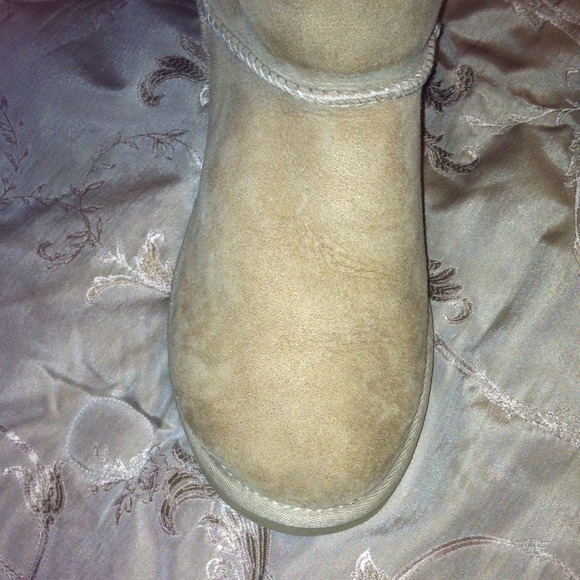 SHORT SAND COLOR UGG size 7