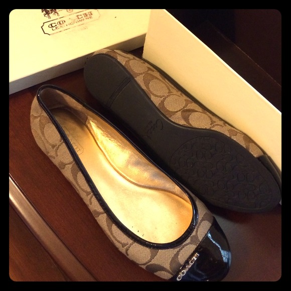100% auth. Coach signature ballet flats