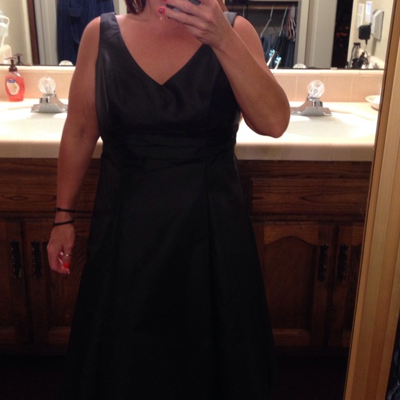 Black cocktail dress. Never worn. True to size - Picture 2 of 3