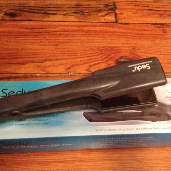 HOLD Sedu ionic ceramic pro flat iron.