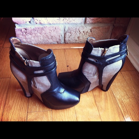 ** SOLD ** Sam Edelman Quilted Booties + Harness - Picture 2 of 4