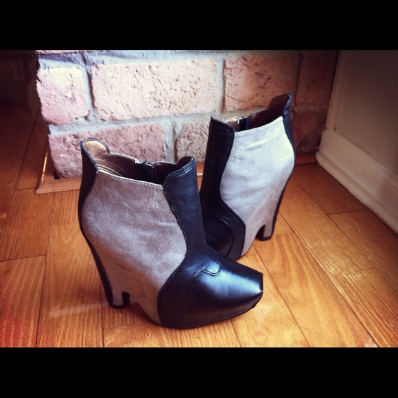 ** SOLD ** Sam Edelman Quilted Booties + Harness - Picture 3 of 4