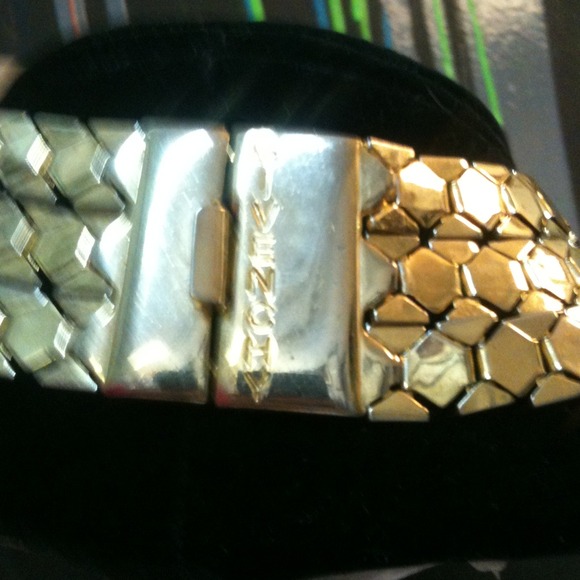 Givenchy gold necklace - Picture 2 of 2