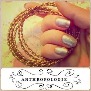 Set of 7 beautiful twirly bracelets!! Color- gold!