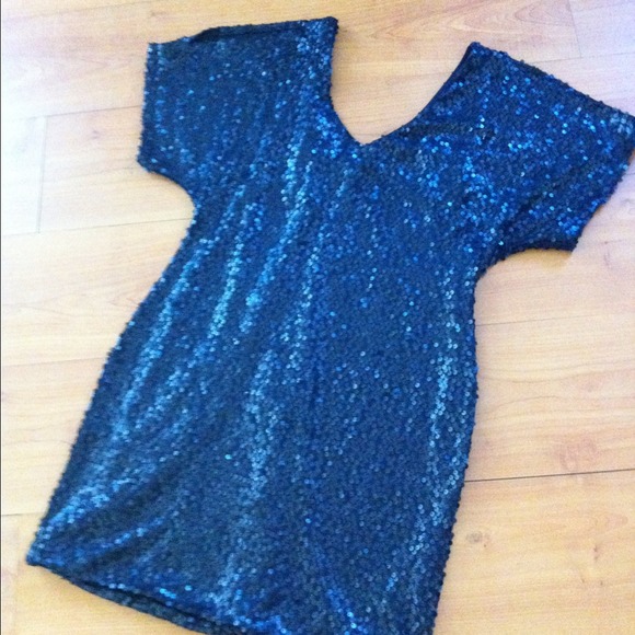 💎SALE💎Black Sequined dress with cut out sleeves