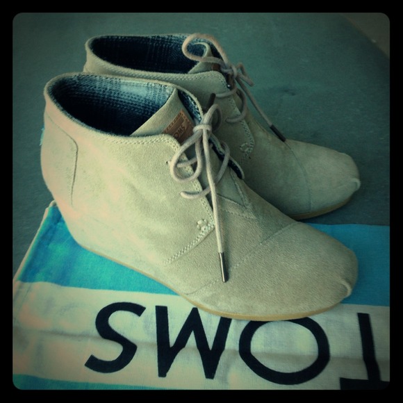 TOMS tan suede wedges