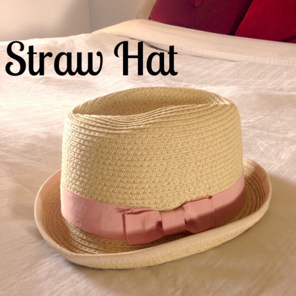 Straw hat with baby pink ribbon and now detail